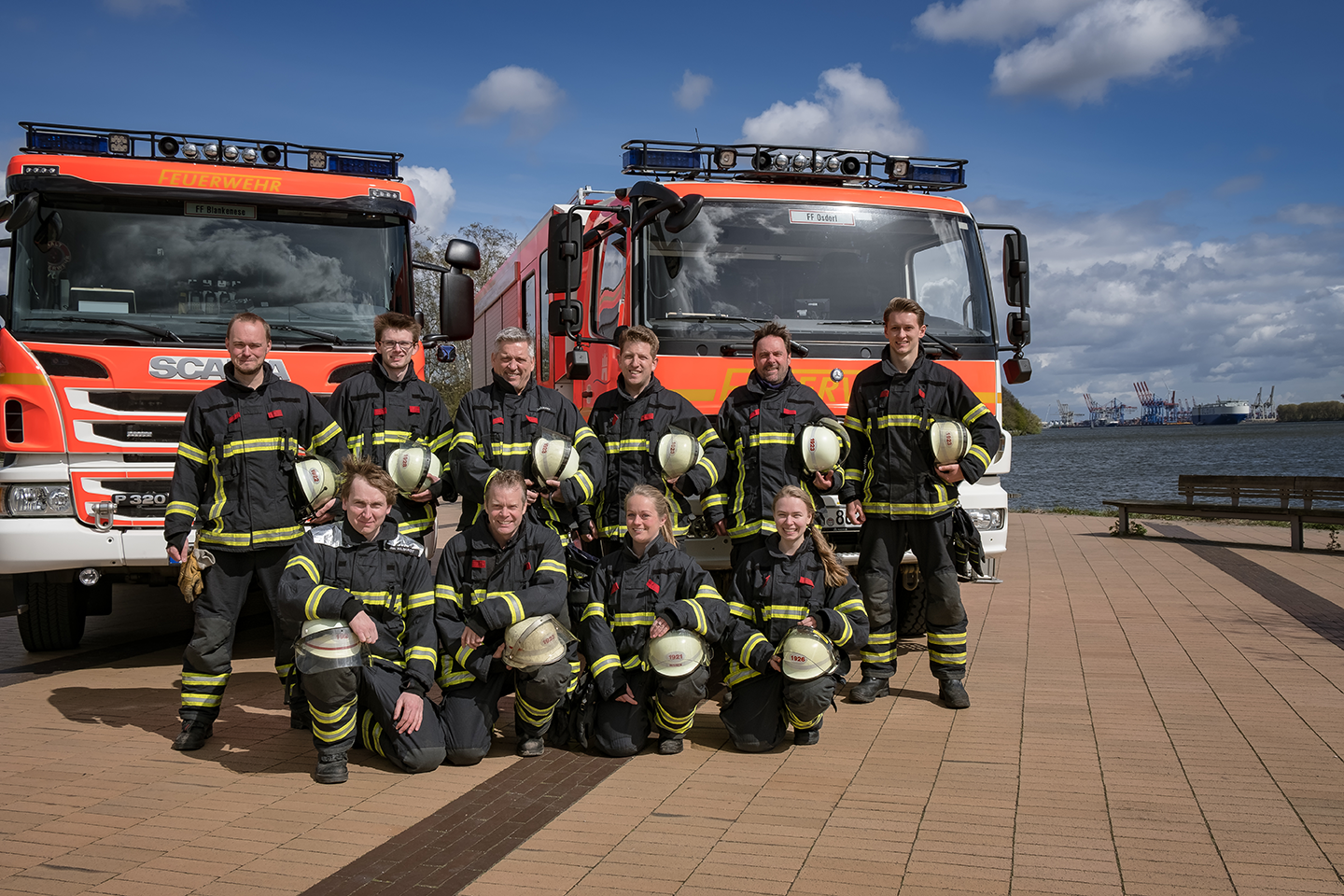 Freiwillige Feuerwehr Hamburg Altona Gruppe vor Loeschfahrzeug