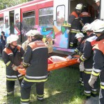 Vorsichtig werden die verletzten Personen aus dem Zug geborgen.