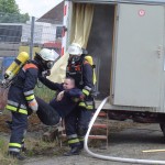 Der Angriffstrupp zeigt eine erfolgreiche Rettung der vermissten Person im Bauwagen.  Foto: Rindt