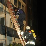 Eine Person wird über die Schiebeleiter vom Balkon gerettet