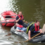 Auch die Rettung eines Paddlers forderte die Auszubildenden. Gemeinheit dabei: Die Kameraden des Lehrgangs hatten das Boot um ein wenig Luft erleichtert :-). ©N. Sturm