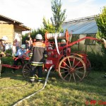 Die alte Handdruckspritze in Betrieb. ©FF Curslack