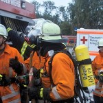 Die ersten Feuerwehrkräfte , hier die Kameraden aus Buchholz-Holm, treffen ein