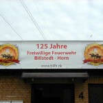 Das Banner hängt unübersehbar an der Stirnseite des Feuerwehrhauses