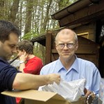 Werner Kroll und Christian Heinz bereiten die Siegerehrung vor