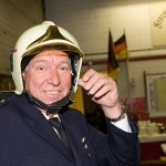 Die Kameraden aus Leck brachten Peters alten Feuerwehr-Helm mit.