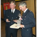 LBFV/S Werner Burmeister ehrt Hermann Jonas im Auftrag der Freiwilligen Feuerwehr HH ebenfalls. (©D.Frommer)