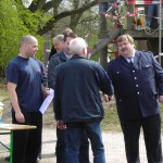 LBF/V-N Andre Wronski übergibt den Wanderpokal an den Teamchef der FF Osdorf.