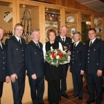 Jürgen (3. v. r.) zusammen mit Ehefrau Christa und den Gratulanten ©FF Neuengamme