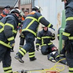 BF Bergedorf bei der Rettung mit Hebekissen