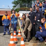 Von links: Gulfam Malik, Fördervereinsvorsitzender Harald Meister, Jugendfeuerwehrwart Andreas Wilkens und im Hintergrund die JF-Langenhorn.