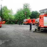 Die Technische Einsatzleitung Hamburg, hinten Gerätewagen-Fernmeldetechnik der FF Wandsbek-Marienthal, vorn rechts Löschfahrzeug-KatS Altona 2, hinten links der Sattelzug der Landesfeuerwehr-akademie.