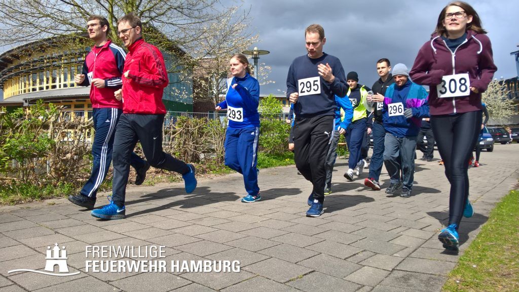 Ein Team aus Männern und Frauen startet zum 5Km-Lauf. (c) HFUK- Nord (Jens- Oliver Mohr)