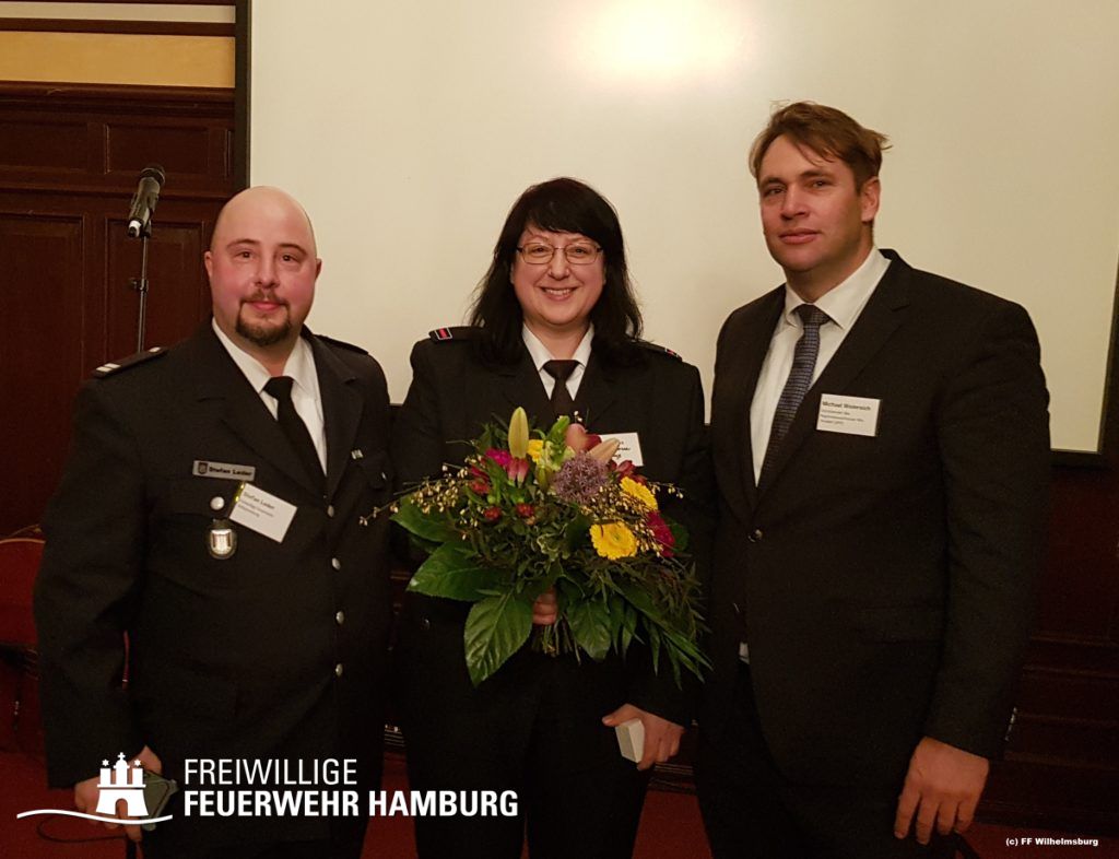 Stefan Leder (Wehrführer FF Wilhelmsburg), Silvia Naujoks (Preisträgerin, FF Wilhelmsburg), Michael Weinreich (SPD)