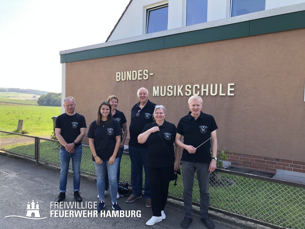 Von links nach rechts: Die Kameradinnen und Kameraden Michael Schley, Lena Clemann, Dr. Frauke Meyer, Hans-Jürgen Lohmann, Steffi Kofler und Paul Franz Middendorf vor dem Hauptgebäude der TMA