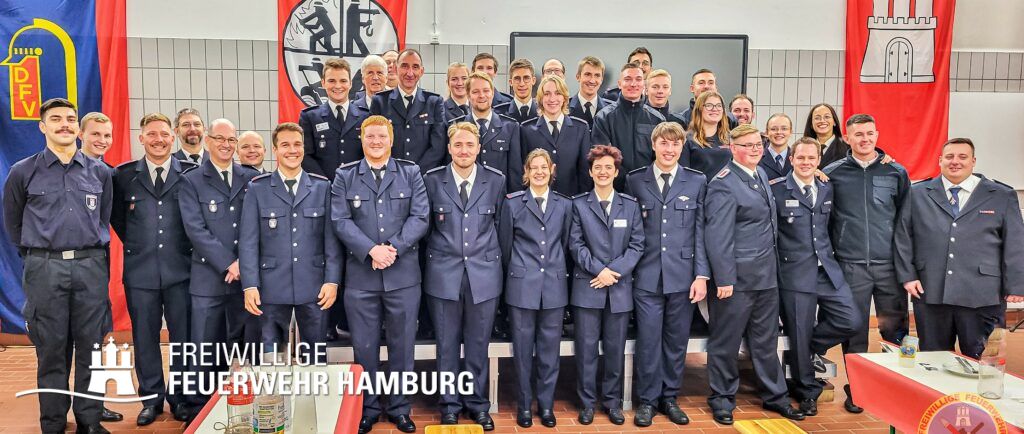 Gruppenfoto mit den Kameradinnen und Kameraden der FF Eimsbüttel sowie den Gästen des Festaktes. 